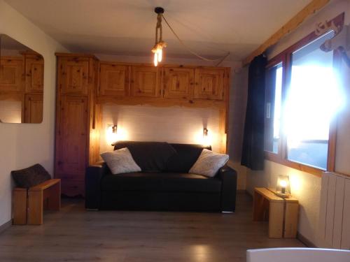 a living room with a couch and a window at Pied des pistes - Très bel appartement 4 personnes in Valmorel
