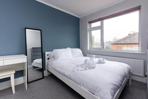 Un dormitorio con una cama con un osito de peluche. en 2 Bedroom House in Chilwell - Perfect for Families and Business, en Beeston