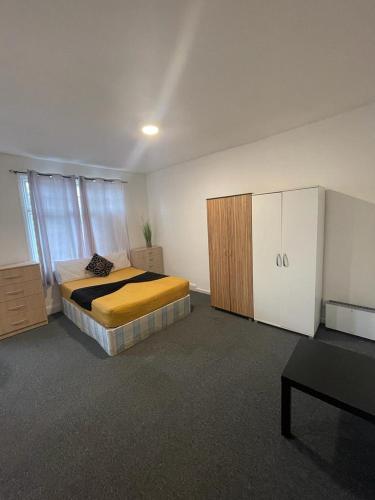 Uma área de estar em Nice Studio Flat in North Acton