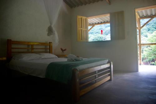 命卡的住宿－Hostal Vista Verde Minca，一间卧室设有一张床和一个窗口