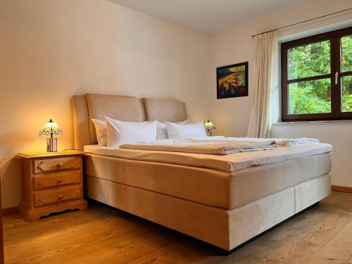 ガルミッシュ・パルテンキルヒェンにあるSonnenscheinの窓付きのベッドルームの大型ベッド1台