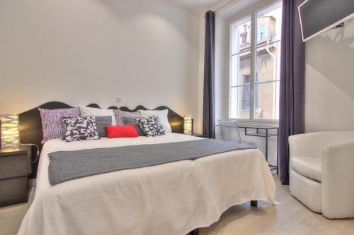 une chambre avec un grand lit et une fenêtre dans l'établissement Appartement Cannes 4 chambres - 5G, à Cannes