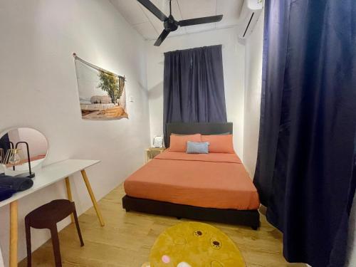um pequeno quarto com uma cama e uma secretária em Home11A#4pax#Netflix#AlmaBukitMertajam em Bukit Mertajam
