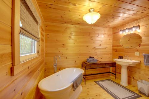 baño de madera con aseo y lavamanos en Liberty Vacation Rental about 3 Mi to Brookville Lake!, en Liberty