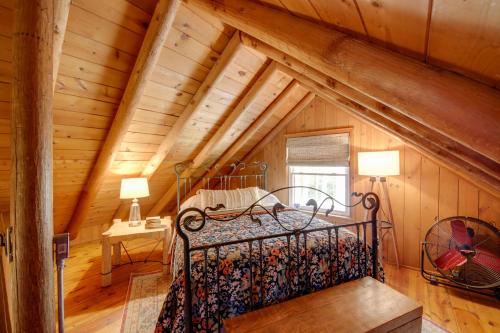 1 dormitorio con 1 cama en una cabaña de madera en Liberty Vacation Rental about 3 Mi to Brookville Lake!, en Liberty