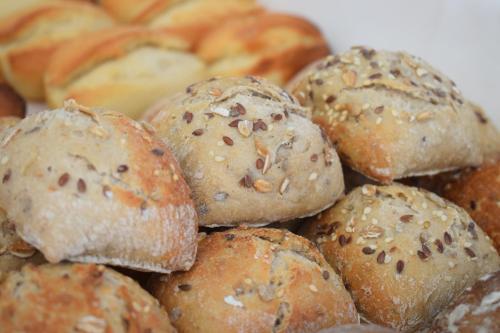 un mucchio di bagel con semi di sesamo sopra. di Benavente Vila Hotel a Benavente