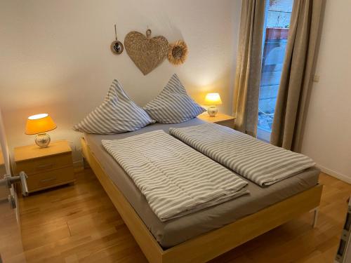 1 dormitorio con 1 cama con un corazón en la pared en Einliegerwohnung mit Wintergarten (EG) en Kleinmachnow