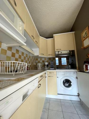 a kitchen with a washer and a washing machine at T3 Champagny-en-Vanoise avec terrasse plein sud in Champagny-en-Vanoise