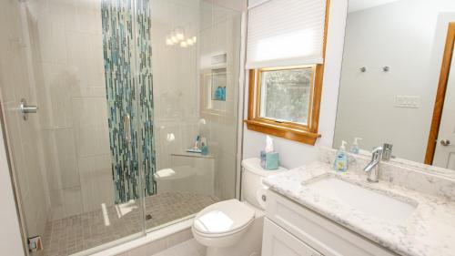 Ένα μπάνιο στο Oceanside, Close to Beach, Private Pool, Hot Tub, FS1, Duck Chill Inn