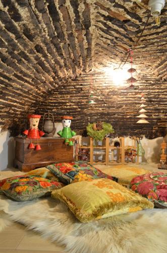 una camera da letto con due letti e un muro di mattoni di Mírame Casa Vacanza a Ovindoli