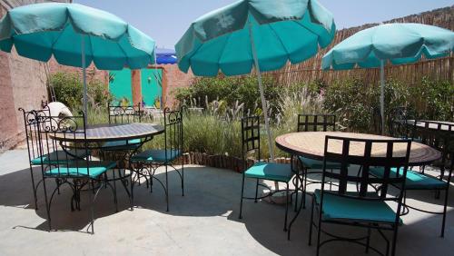 Un restaurante u otro lugar para comer en HoneyPath SURFCAMP