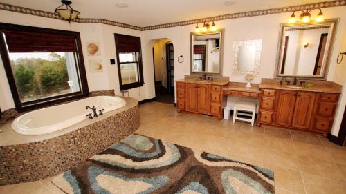 Ένα μπάνιο στο Soundside, Priv Pool, H Tub, ELEV, Rec Rm, Theatr Rm, FR1, The Drake