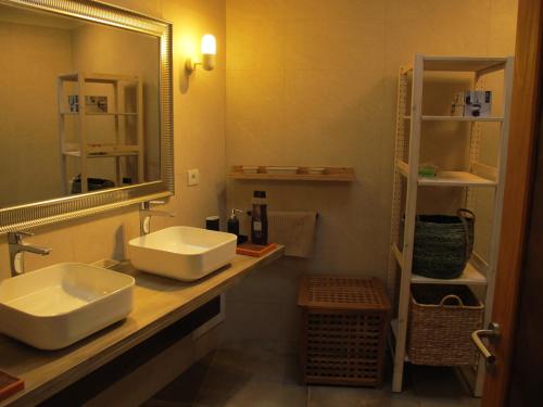 baño con 2 lavabos y espejo grande en Bungalow GOA Pool view, Playa Roca residence sea front access - Free AC - Wifi, en Costa Teguise