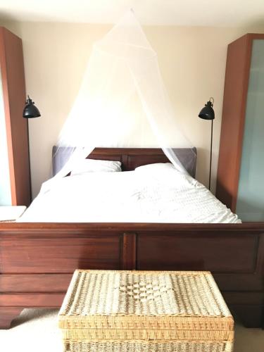 Postel nebo postele na pokoji v ubytování Great House for Two in Amsterdam