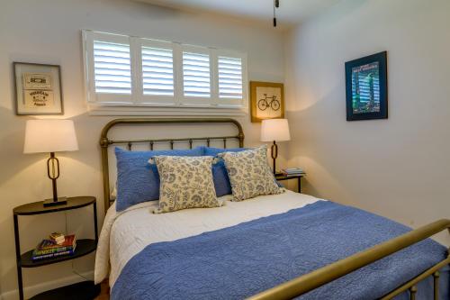 - une chambre avec un lit bleu avec des oreillers et une fenêtre dans l'établissement Luxurious Morgantown Retreat with Stunning Views!, à Morgantown