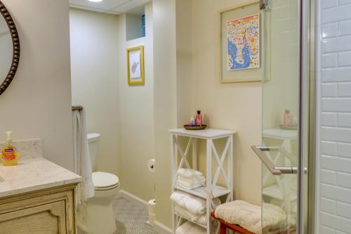 La salle de bains blanche est pourvue de toilettes et d'un lavabo. dans l'établissement Luxurious Morgantown Retreat with Stunning Views!, à Morgantown