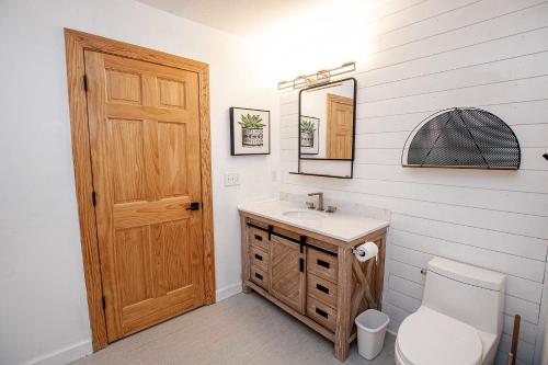 Ένα μπάνιο στο Oceanside, Private Pool, Pet Friendly, FS2, Villa Four Seasons