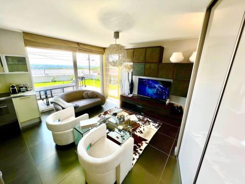 Hilltop Views, Design Suite - Buda Hills - Free garage, private garden, AC