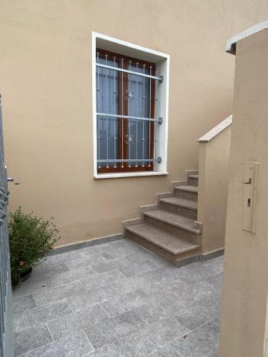 a staircase leading to a door with a window at Il Sole Verde in Marrùbiu