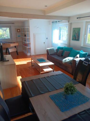 un salon avec un canapé et une table dans l'établissement Superbe gite au centre de Kaysersberg avec 3 chambres, à Kaysersberg