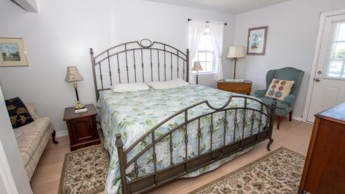 sypialnia z łóżkiem i kanapą w obiekcie KD231, WindOver- Oceanside, Hot Tub, Close to beach w mieście Kill Devil Hills