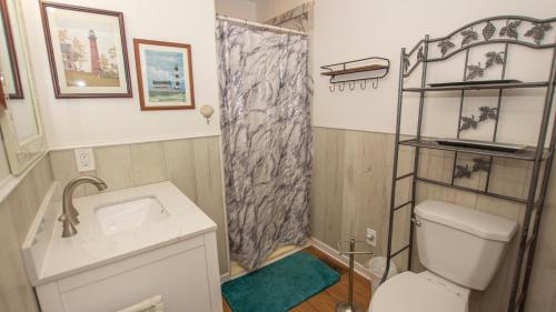 ein Bad mit einem WC, einem Waschbecken und einer Dusche in der Unterkunft KD231, WindOver- Oceanside, Hot Tub, Close to beach in Kill Devil Hills