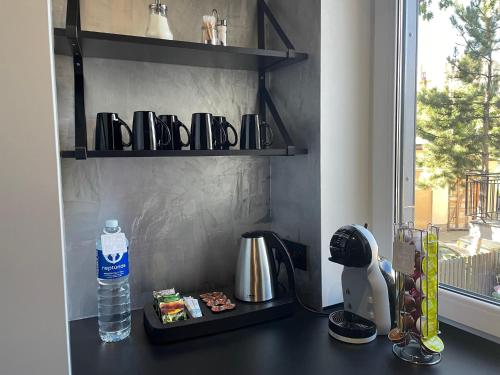 Kemudahan buat kopi dan teh di BRIVIBAS RESIDENCE - STONES, free PRIVAT parking, free WIFI, self check-in