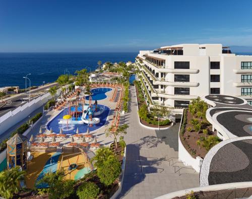 uma vista aérea de um resort com um parque aquático em H10 Atlantic Sunset em Callao Salvaje