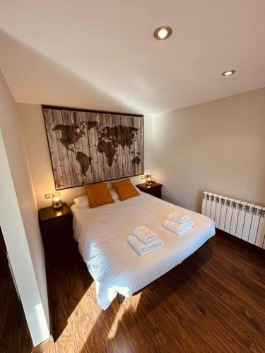 a bedroom with a bed with two towels on it at Luminoso y Céntrico Estudio, Llívia, Cerdanya in Llivia