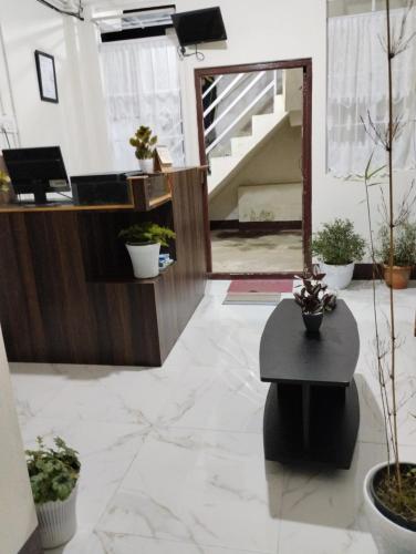 um átrio com uma recepção e vasos de plantas em Yashav Homestay em Shillong