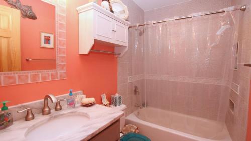 Ένα μπάνιο στο Soundside, Yard, Dogs Welcome, Patio with Firepit, KD326, The Turtle Nest