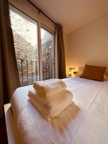 リヴィアにあるCéntrico y Acogedor Estudio, Llívia, Cerdanya.の窓付きのベッド