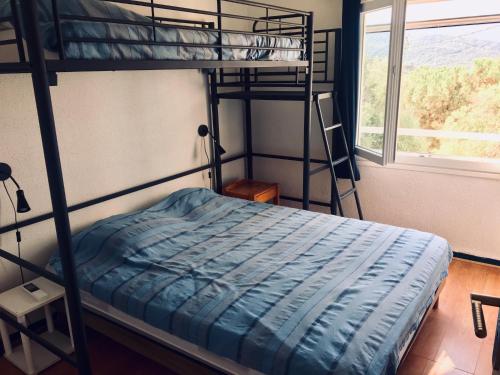ポルティシオにあるCorse Villa Porticcio vue Merのベッドルーム1室(二段ベッド2台、窓付)が備わります。