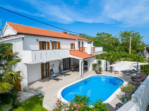 eine Villa mit einem Swimmingpool vor einem Haus in der Unterkunft Villa Goldie in Polje