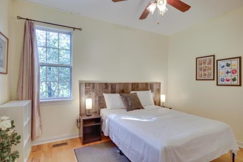 1 dormitorio con cama blanca y ventana en Charming Martinez Home 7 Mi to Augusta National!, en Martinez
