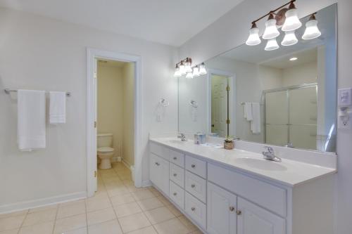 baño con 2 lavabos y espejo grande en Charming Martinez Home 7 Mi to Augusta National!, en Martinez