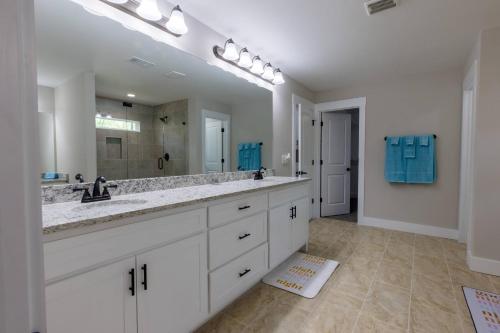 a bathroom with two sinks and a large mirror at Hole in 1 in Gainesville