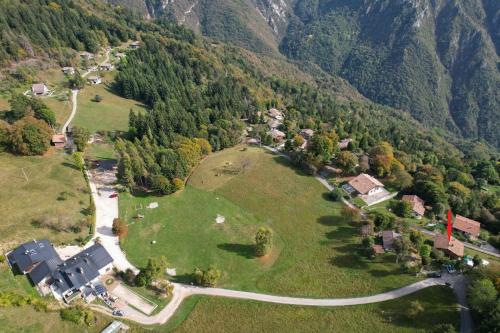 una vista aérea de un pequeño pueblo en las montañas en Chalet "Baita Cavacca" en Crone