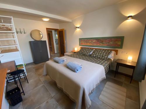 een slaapkamer met een bed, een bureau en een ladder bij Bungalow LIDO-Playa Roca residence with sea front access - Free AC - Wifi in Costa Teguise