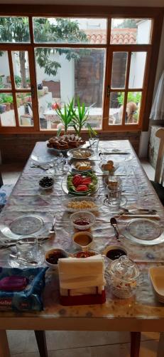 Helvacılar Konağı في Karacasu: طاولة عليها أطباق من الطعام