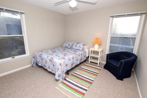 A bed or beds in a room at KD9, Sealoft- Soundside, Cozy, Close to Shopping and stores!