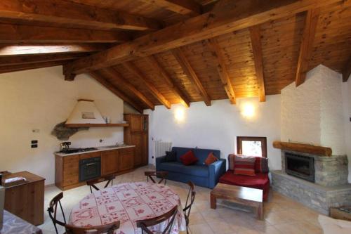 ein Wohnzimmer mit einem blauen Sofa und einem Tisch in der Unterkunft Spectacular mountain hideaway in Antey-Saint-André