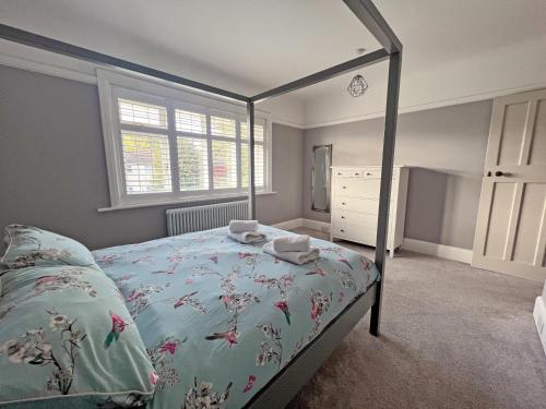 Кровать или кровати в номере Four Bedroom Family Abode with Hot Tub, Garden and BBQ