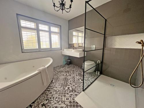 Ванная комната в Four Bedroom Family Abode with Hot Tub, Garden and BBQ