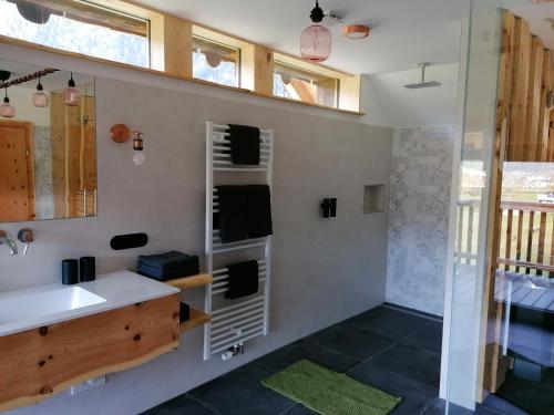 y baño con lavabo y espejo. en Ferienhaus Asterbach en Gosau