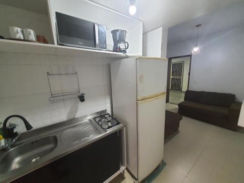 een kleine keuken met een koelkast en een wastafel bij kitnet Águas Claras in Águas Claras