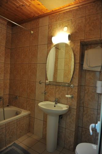 Koupelna v ubytování Hotel Edelweiss