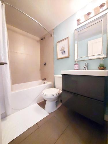 a bathroom with a toilet and a tub and a sink at Modern Hub - Central Location, Budget & Pet OK in London