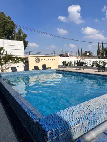 een groot zwembad voor een gebouw bij Super cómodo depa con alberca! in Guadalajara