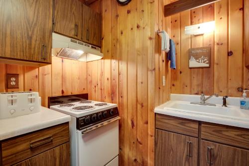 uma cozinha com um fogão e um lavatório em Iron River Vacation Rental - Walk to Ski Brule! em Iron River